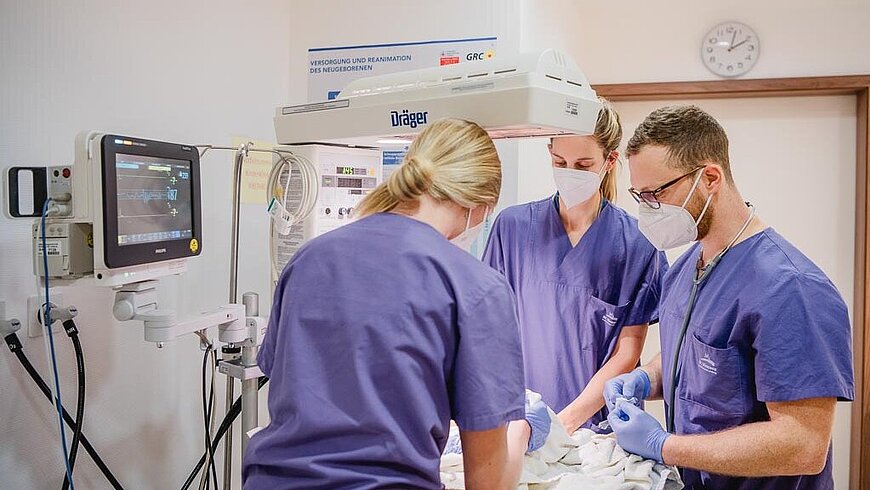 Ärzte und Pflegekräfte bei der Reanimation eines Frühgeborenen