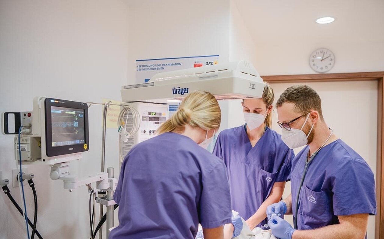 Ärzte und Pflegekräfte bei der Reanimation eines Frühgeborenen