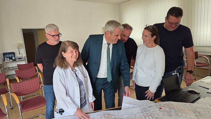 Die Planungsgruppe freut sich über die Baupläne