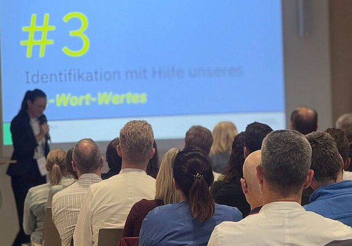 Plenum von hinten beim FÜhrungskräfteworkshop zur Bekanntmachung der Marke
