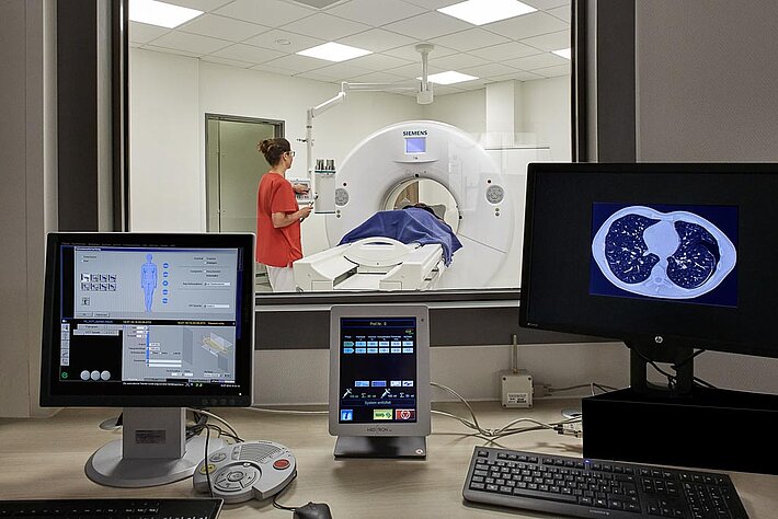 Die Zentrale Notaufnahme ist eine interdisziplinäre Einrichtung, in der Ärzte der verschiedenen Fachabteilungen gemeinsam mit speziell ausgebildetem Pflegepersonal die Erstdiagnostik und –behandlung von rund 40.000 Notfallpatienten jährlich durchführen.