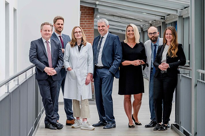 Gruppenbild des Klinikdirektoriums des St. Vincenz-Krankenhauses Limburg – Verantwortliche für den Bau des neuen Hybrid-OPs und die regionale medizinische Vernetzung.