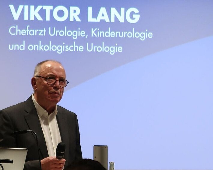Verwaltungsratsvorsitzender RA Erwin Reuhl während seiner begrüßenden Worte