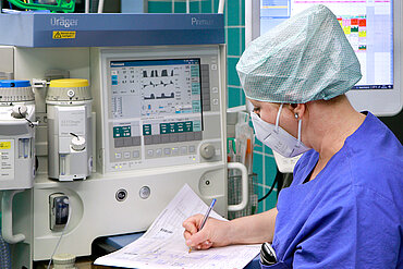 Anästhesist während einer OP im St. Vincenz-Krankenhaus Limburg