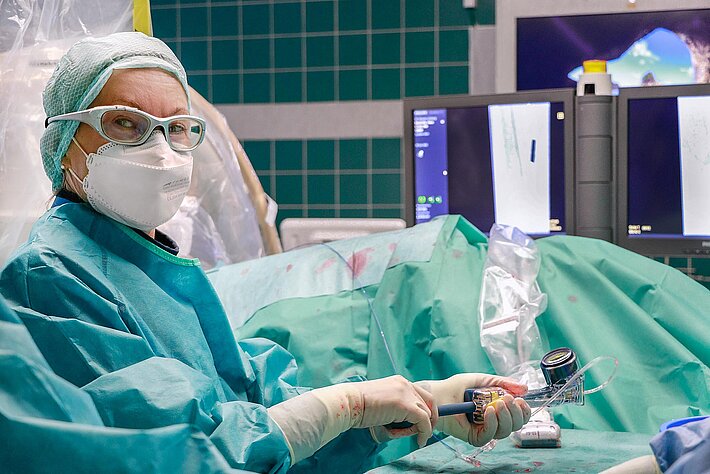 Dr. Patricia Schaub, Chefärztin der Gefäßchirurgie am St. Vincenz-Krankenhaus Limburg, steht im OP-Bereich vor dem geplanten Ausbau zum Hybrid-OP.