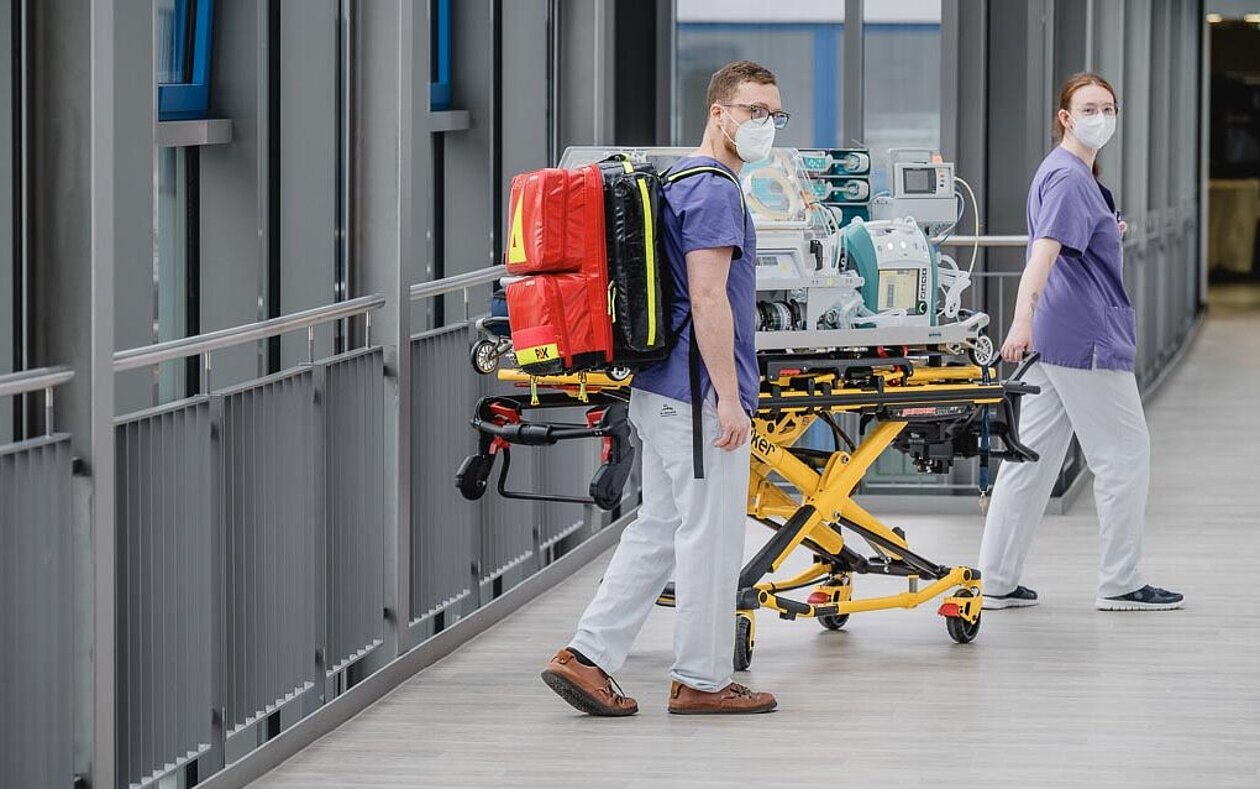 Medizinisches Fachpersonal leitet Reanimation bei Kindern ein.