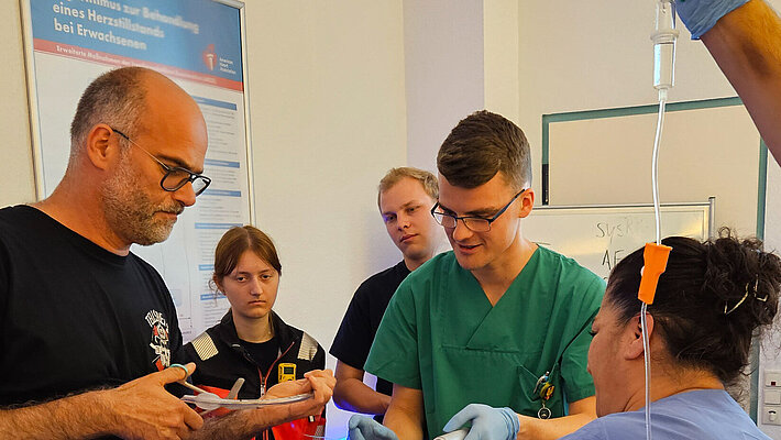 Beim Schockraumtraining simulieren die Pflegefachkräfte und realitätsnahen Bedingungen die Versorgung polytraumatisierter Patienten.